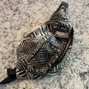 Kavu Geometric Black and Cream Bag